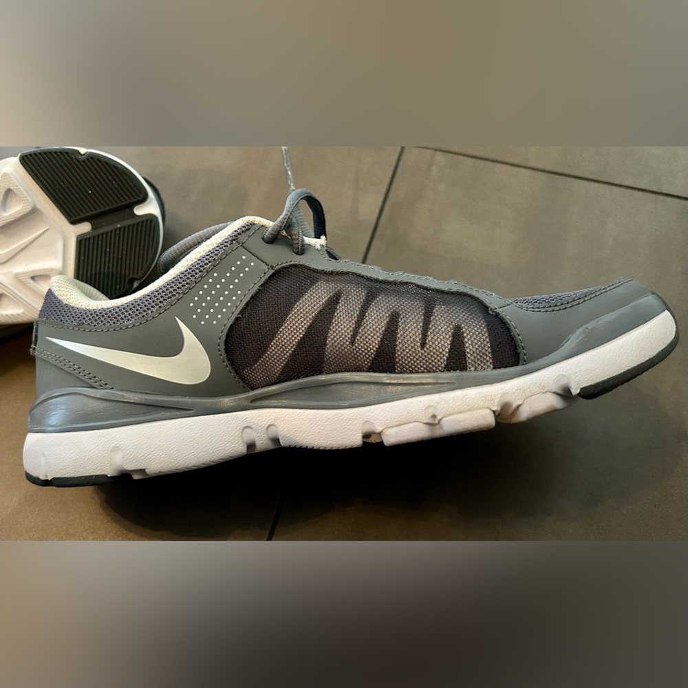 LIKE NEW Nike Women’s Training Shoes - Flex TR2, Grey and White (7)